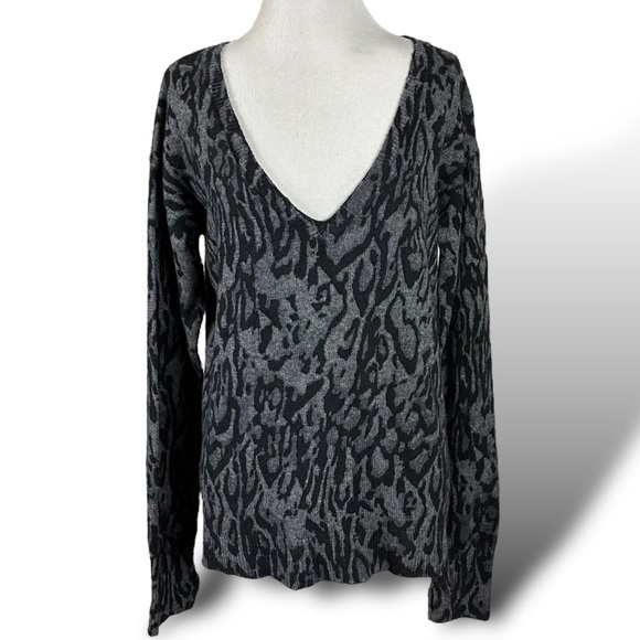 PAM & GELA Juicy Couture V Neck Cashmere Wool Sweater Size Small Black Leopard - Picture 9 of 15